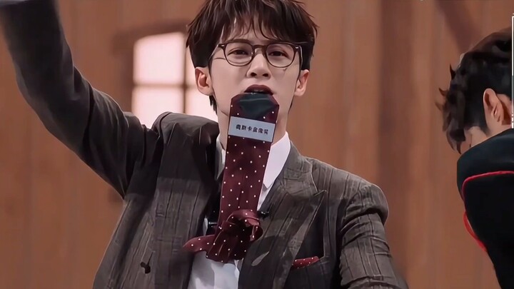 Ôi chúa ơi! Cắn cà vạt và nhảy thôi! Đây là một trò ảo thuật mới mà chúng ta chưa thấy ở buổi hòa nh