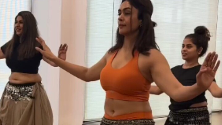 Mrunal Thakur Belly Dance