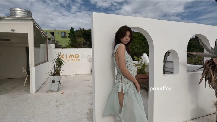Cute little Yi models the proudfox-designed dress on the guesthouse rooftop — it’s so windy!