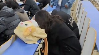兄弟胆肥，带女友来上课，男生准备搞事，要给兄弟整点“震撼”