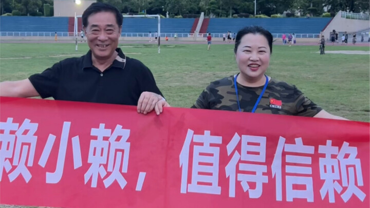 ذهب الحمّال حاملاً لافتة ليشدّد على حماته!