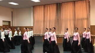 Have you ever seen such a neat and uniform Korean dance that combines both strength and softness? Th