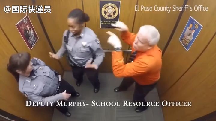 บอสใหญ่ของสถานีตำรวจเข้าไปในลิฟต์ ลูกน้องทุกคนเลยไม่กล้าเต้นกันเลย แต่ใครจะคาดคิดว่า บอสกลับสนุกจนลื