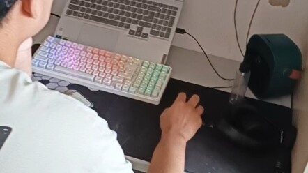 Phù Huyền, cậu cho bạn cùng phòng tớ uống thuốc gì vậy?