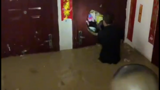 Banjir memang tak berperasaan, tapi manusia penuh kasih sayang, mari kita acungi jempol untuk dua ka