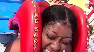 尴尬，玩游乐项目假发被甩飞