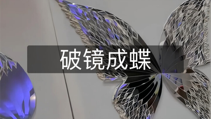 Kupu-kupu yang dibuat dari cermin pecah, cantik sekaligus seperti mimpi.