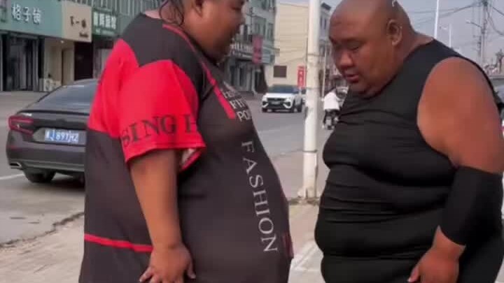 良子旁边这位准备割胃袋保命、良子依旧安然无恙