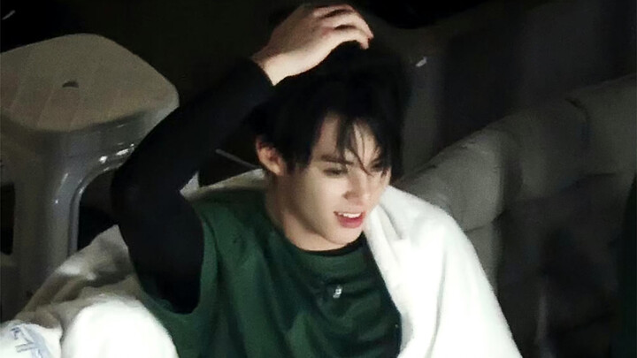 هذا الشاب يُظهر ببراعة معنى أنّ البساطة تزيد من الوسامة.