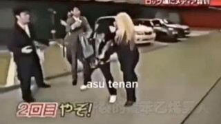 第一次见跟摄像机打架的