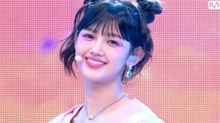 نيو جينز 25 أغسطس، مجموعة من لوحات الأداء والفيديوهات المباشرة لأغنية "هايب بوي" بأسلوب الحرم الجامع