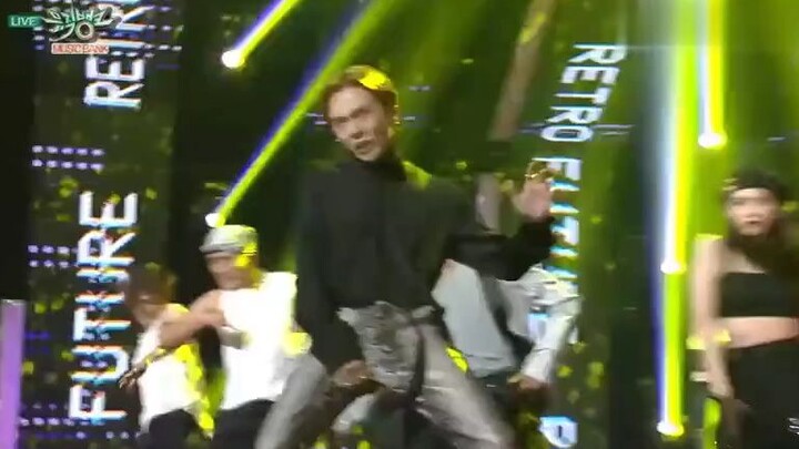 Kim Hyun A bất ngờ ngã trên sân khấu, ngã vào vòng tay của anh rể, còn anh rể thì mặt vẫn điềm nhiên