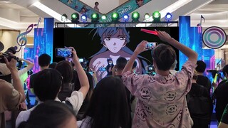 女孩在商场唱《名侦探柯南》，瞬间沸腾全场！