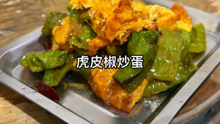 Người học trò ra lệnh cho sư phụ nấu ăn, cười đến nỗi thở không ra hơi. Người học trò Vân Nam chiên 