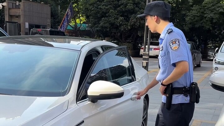 Cảnh sát kiểm tra ngẫu nhiên 100 cửa xe thì phát hiện có tới 6 chiếc không khóa!