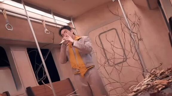 Karik hát Người Như Anh Xứng Đáng Cô Đơn