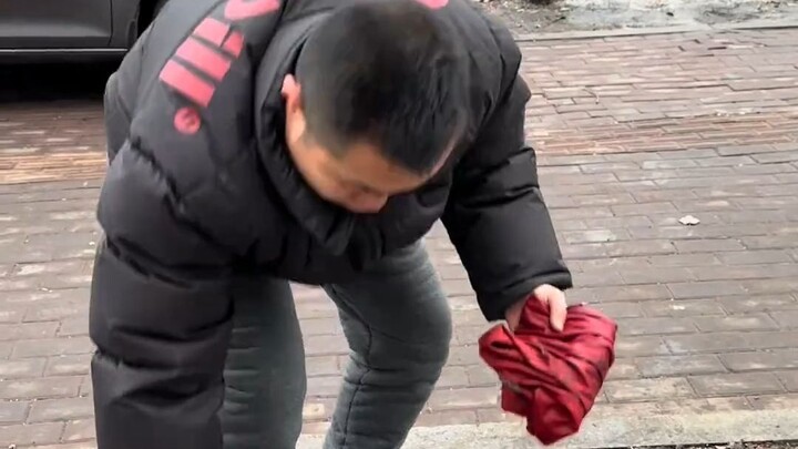 رجاءً احمِ واحترم واعتز بعلم بلادنا، فهو لون أحمر باهر وعظيم.