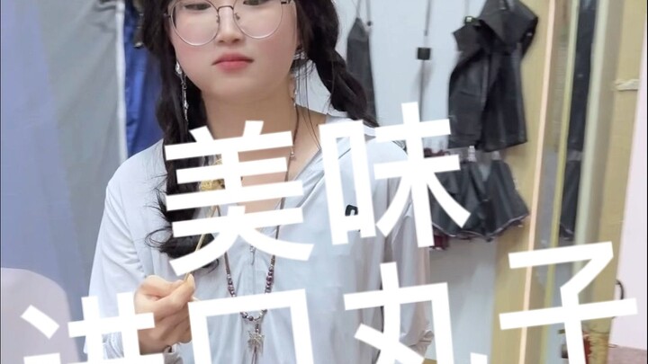 Bạn cùng phòng bảo mời mình ăn viên thịt nhập khẩu