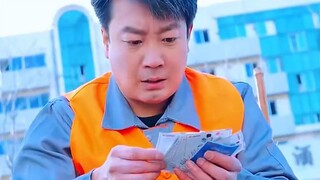 عثر العم عامل النظافة على كومة من تذاكر اليانصيب التي لم يطالب بها أحد أمام محل بيع اليانصيب، فقرر أ