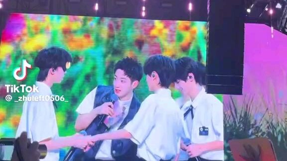 rờ tay hàm xong r cười là bt r đó