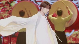 [Vương Nhất Bác·Múa quạt丨Quỷ núi] Vừa đáng ngưỡng mộ vừa dễ cười, tôi ngưỡng mộ anh vì anh quá duyên