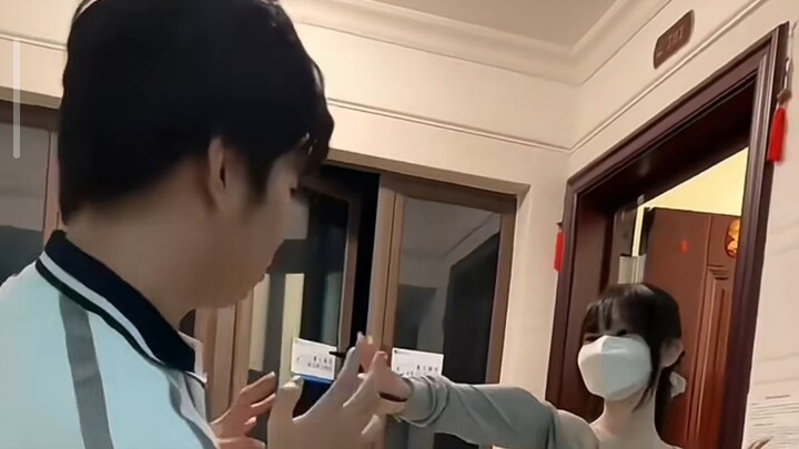 Lebih baik latih adikmu dari sekarang, kalau nggak nanti jadi susah saat dia besar.