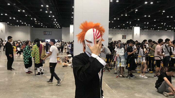 Sau khi thêm hiệu ứng âm thanh cho coser Kurosaki Ichigo trong triển lãm truyện tranh