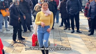On February 15th, a retired man spent 100 yuan to watch a beautiful young woman dance on the Xiangji