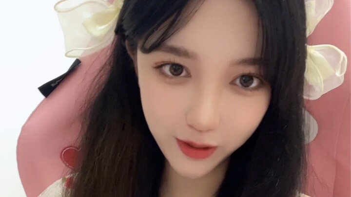 Hai ngày rồi chưa gội đầu, sao trong tóc lại có thứ này nhỉ?