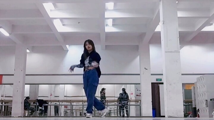 Satu-satunya orang di ruang latihan yang tidak mengenakan seragam latihan militer menari MENANGIS UN