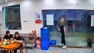 เกิดอุบัติเหตุ ที่ประตูกระจก