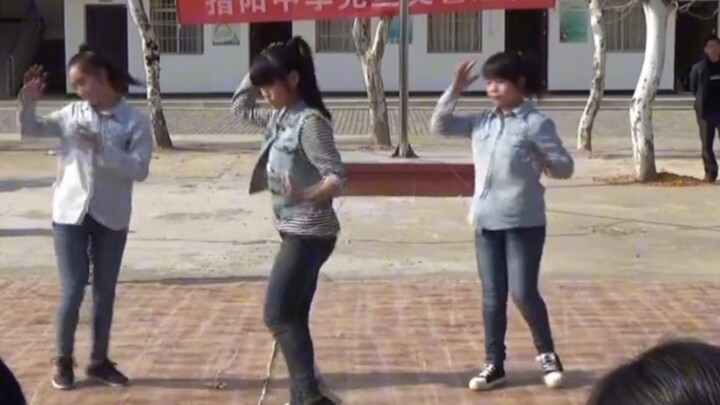 Looking back at the campus dances from the non-mainstream era, I realize just how outdated early cam