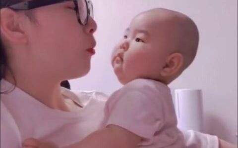 Ketika seekor anak singa memergoki Anda mencuri makanan