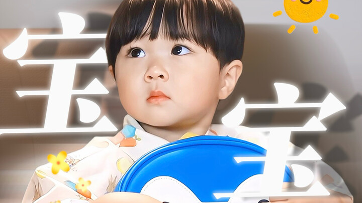 Bé cưng vũ trụ đi học rồi～ Cái cặp to hơn cả bé luôn đó🥰