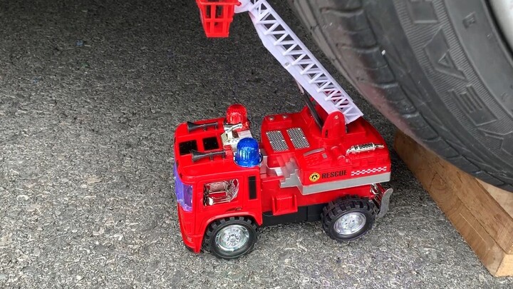 【Ô tô cán nát mọi thứ】Đồ chơi và thực phẩm hết hạn