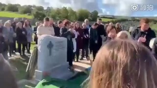 أعدّ رجل أيرلندي تسجيلاً فكاهياً لجنازته. لا بد أنه كان شخصاً مثيراً للاهتمام في حياته.