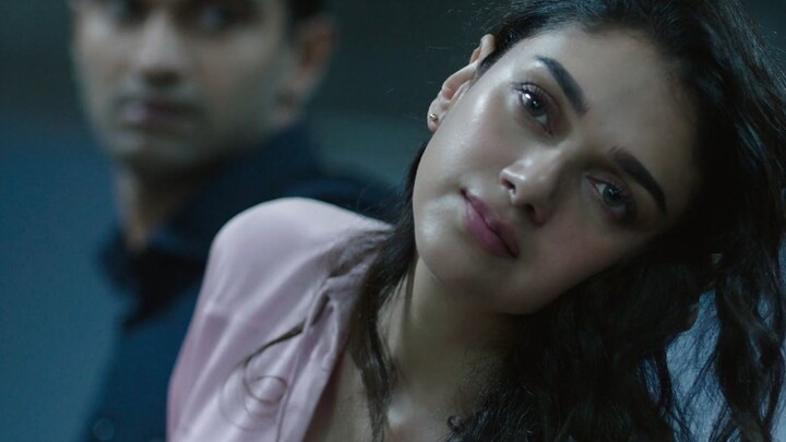 فتاة جميلة تُخدَّر على يد لصوص، لكنها تبتسم قبل أن تفقد الوعي! فيلم تشويق هندي (بدون رقص أو غناء)