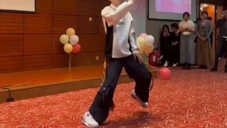 男生在人大北航联谊舞会上跳舞好有活力，青春气息满满。
