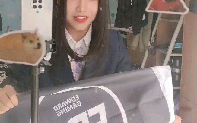 EDG คว้าแชมป์ แล้วสวมชุดผู้หญิงเพื่อแสดงความยินดี