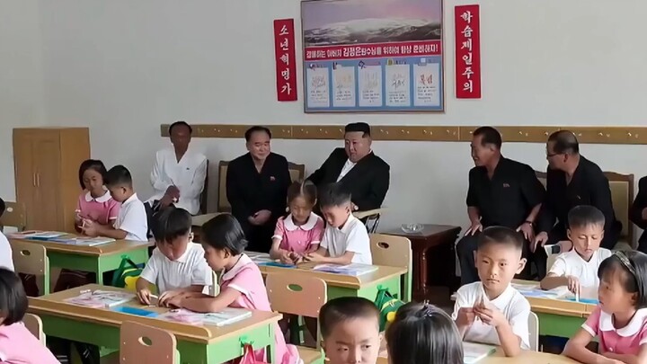 วันนี้ท่านนายพลไปนั่งฟังการสอนด้วย นั่งใกล้กันขนาดนี้ เด็กๆ ไม่ร้อนเหรอ?