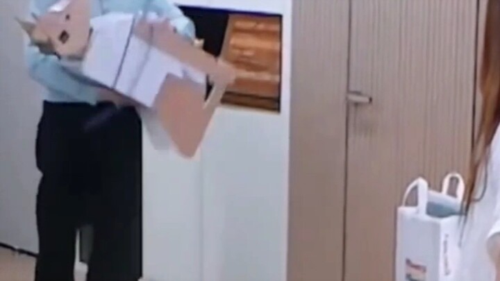 มีเพื่อนขี้เล่นแบบนี้ถือว่าเป็นบุญของเฉินเย่ว์จริงๆ ขำจนตัวงอเลย "เซิ่นเย่ว์" ฮาจัด