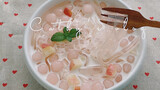 Peach jelly noodles with ice and bubbles