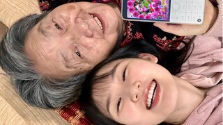 Aku diam-diam membelikan nenek yang tinggal sendiri sebuah ponsel khusus lansia yang bisa digunakan