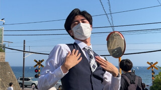 西装男子灌篮高手取景地前性感热舞