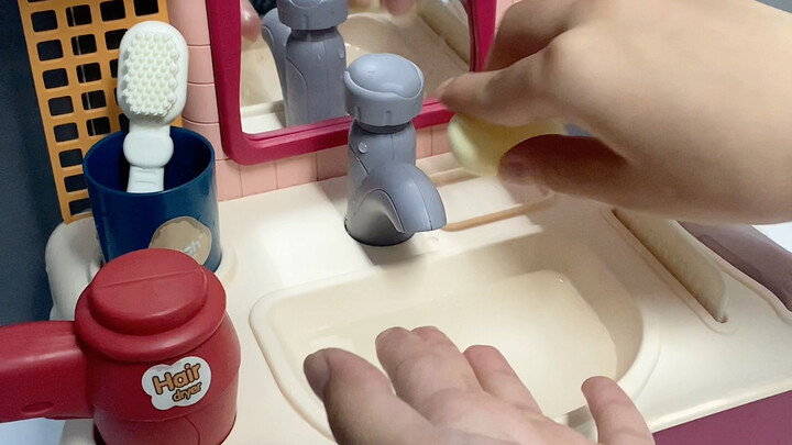 الفتيات في الحقيقة سهلات الإرضاء: ما إن تهديها حوض غسيل، حتى تلعب بسعادة طوال اليوم!