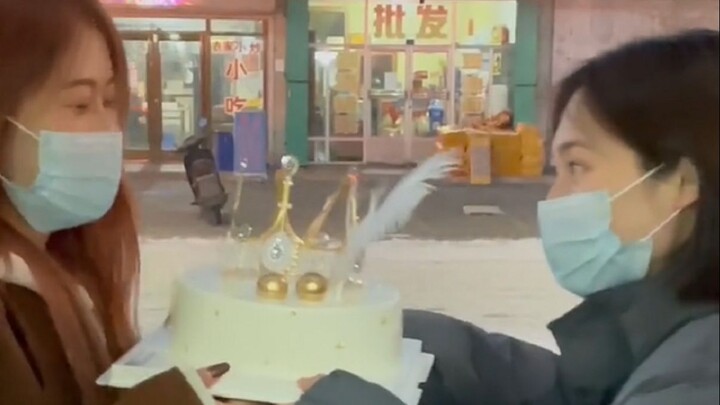 Tidak banyak bicara, hari ini adalah ulang tahun sahabatku, aku kasih kamu sedikit kejutan kecil~!