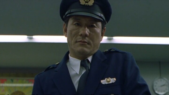 Kitano Takeshi spray-painted a taxi to look like a police car and posed as a policeman to rob a bank