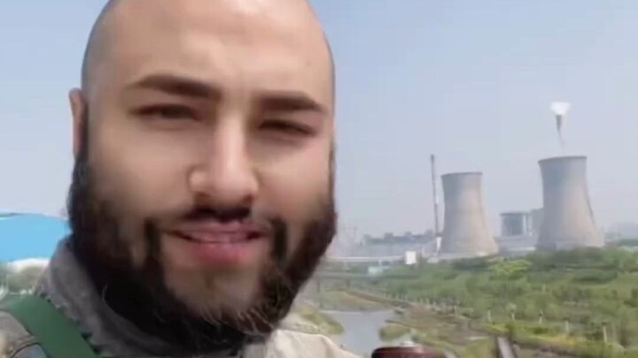 หนุ่มปลอมตัวเป็นชาวรัสเซียหลอกดึงยอดผู้ติดตามหลายแสนคนแล้วขายของ พอถูกแฉก็รีบลบผลงานทั้งหมดทิ้งอย่าง