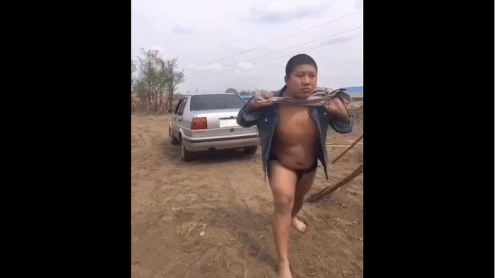 رجل صلب! فيديو قديم للأخ هـو يتحدى حدوده: يجرّ سيارة صغيرة باستخدام عضلات الخصر والبطن فقط!