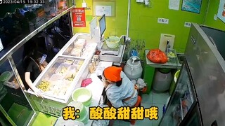 妈妈疼到打滚，平时挨揍的是他俩，看见妈妈难受，最心疼的也是他俩。我这辈子最值得的事情，就是生了他们。#监控下的一幕 #记录生活 #懂事的孩子